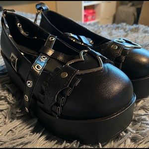 Brand new, NEVER WORN black platform shoes🥰🖤